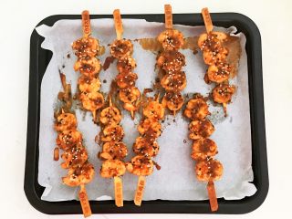 23、烤香辣串串虾,把烤盘取出来，香辣串串虾烤好了