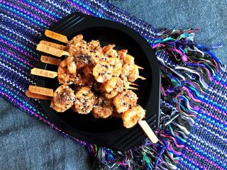 24、烤香辣串串虾,香辣串串虾可以吃了，浓郁的孜然味道，口感有嚼劲儿，鲜香适宜，风味独特，下酒当做零食都可以~