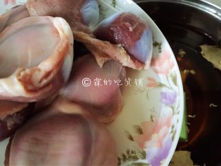 11、卤水鹅胗,最后把鹅胗放入。