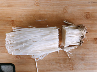 2、油炸金针菇,把金针菇头部的部分切掉。