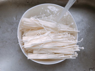 4、油炸金针菇,把金针菇清洗干净。