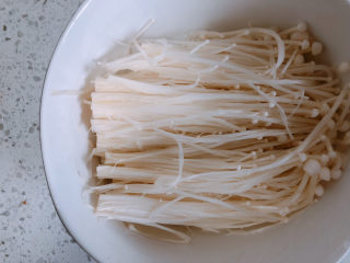5、油炸金针菇,沥干水分。