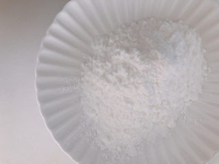 7、油炸金针菇,准备好生粉。