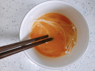 8、油炸金针菇,金针菇先沾取鸡蛋液。