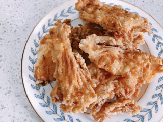 11、油炸金针菇,炸至颜色变得金黄就可以捞出。