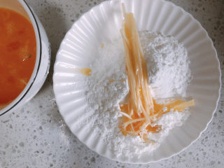 9、油炸金针菇,再放入淀粉里蘸取淀粉。