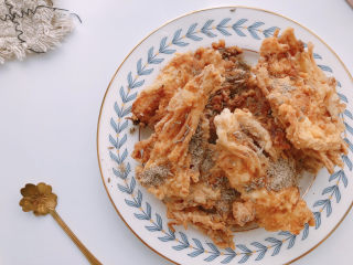 12、油炸金针菇,撒上椒盐，孜然和辣椒粉。