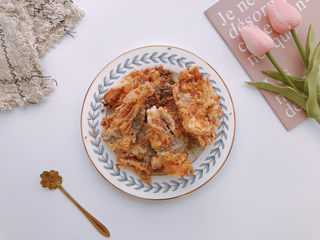 13、油炸金针菇,就可以开动啦。