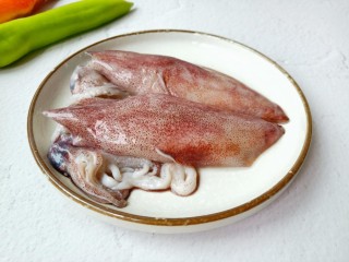 1、爆炒章鱼,挑选新鲜的鱿鱼与辣椒。
