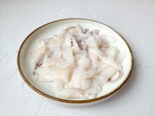 2、爆炒章鱼,鱿鱼撕去外面那层膜，然后切十字花刀。