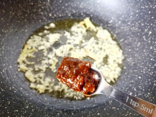 7、爆炒章鱼,加一勺豆瓣酱。