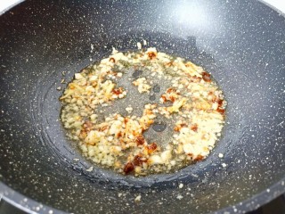 8、爆炒章鱼,锅里调味料炒出香味。