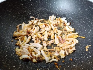 9、爆炒章鱼,下入鱿鱼卷翻炒均匀。