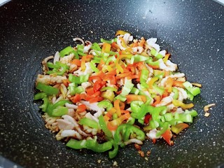 10、爆炒章鱼,最后放入青红椒丝。