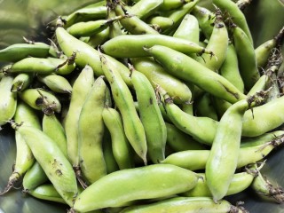 1、五香蚕豆,买回来的带皮蚕豆。