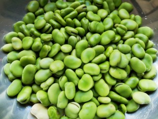 3、五香蚕豆,看一下这是剥好的豆子。