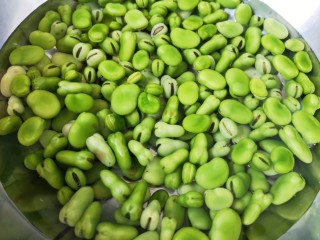 4、五香蚕豆,用清水浸泡一下清洗干净。