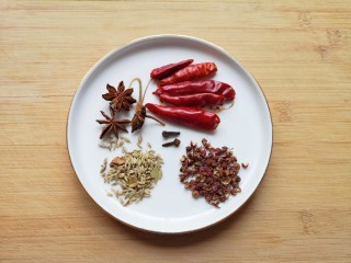 5、五香蚕豆,准备好干红辣椒、花椒、八角、小茴香和丁香。