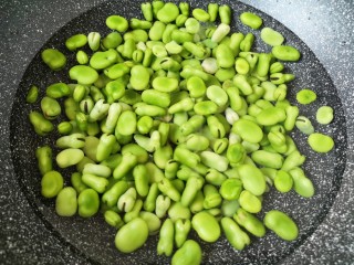 6、五香蚕豆,锅内加入水，放入洗干净的豆子。