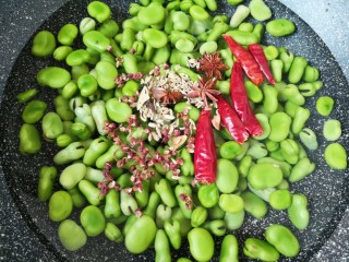 7、五香蚕豆,倒入准备好的香料。