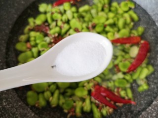 8、五香蚕豆,放盐。