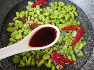 9、五香蚕豆,放酱油。