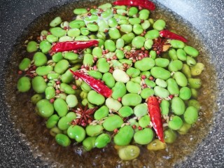 11、五香蚕豆,盖上锅盖大火烧开，转小火煮20分钟关火。