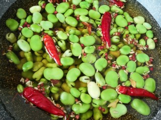 10、五香蚕豆,搅拌均匀。