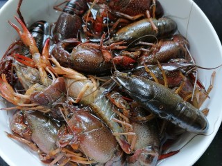 1、蒜香小龙虾,龙虾泡水泡出杂质