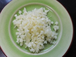 6、蒜香小龙虾,大蒜头剁成蒜末备用