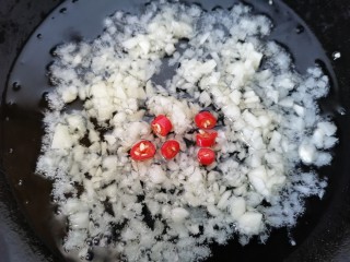 7、蒜香小龙虾,锅内放油烧热，放入蒜末和辣椒煸炒香