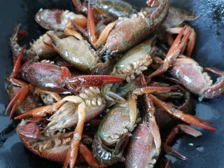 8、蒜香小龙虾,放入龙虾翻炒