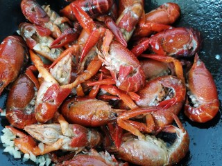 9、蒜香小龙虾,翻炒至龙虾变色放适量黄酒去腥