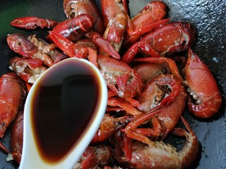 10、蒜香小龙虾,加入一大勺生抽提鲜