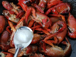 11、蒜香小龙虾,加入一勺盐调味