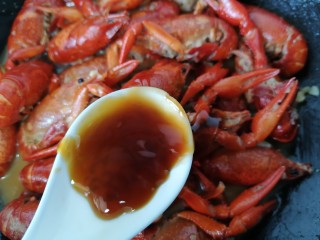 13、蒜香小龙虾,加入一勺蚝油
