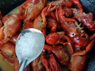 14、蒜香小龙虾,加入一勺白糖提鲜