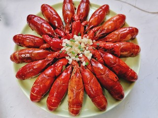 16、蒜香小龙虾,装盘撒上适量葱花点缀