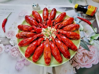 17、蒜香小龙虾,拍上成品图，一道美味的蒜香小龙虾就完成了。