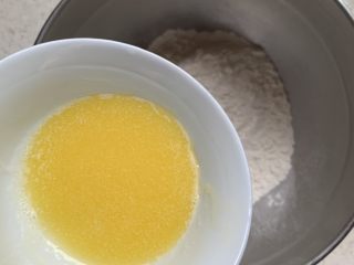 5、黑白芝麻酥块,粉类中加入黄油