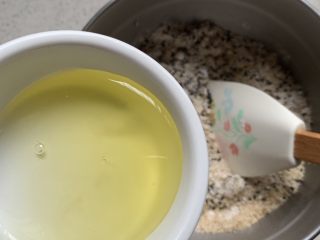 8、黑白芝麻酥块,分次加入蛋清