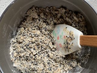 9、黑白芝麻酥块,搅拌均匀