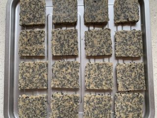 10、黑白芝麻酥块,注意预留空隙