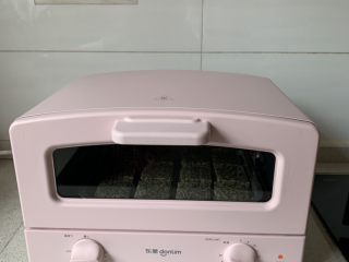 11、黑白芝麻酥块,放入预热好的烤箱，中层，上下火160度烤20分钟左右。直到表面上色，再焖10分钟后取出