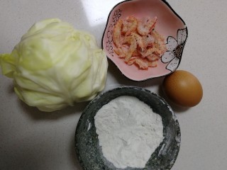 1、鸡蛋卷心菜饼,准备主要食材。