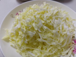 2、鸡蛋卷心菜饼,卷心菜芯洗干净，去掉中间的菜梗，切成细丝。