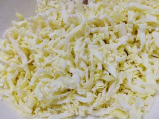 4、鸡蛋卷心菜饼,倒入面粉拌匀。