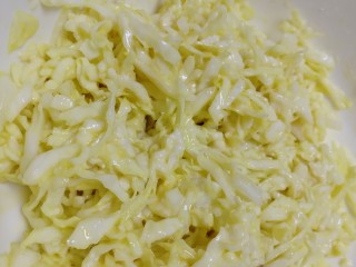 6、鸡蛋卷心菜饼,搅拌均匀。