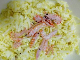 7、鸡蛋卷心菜饼,放入红虾皮。