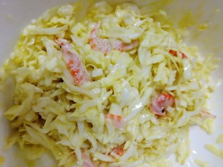 8、鸡蛋卷心菜饼,搅拌拌匀。